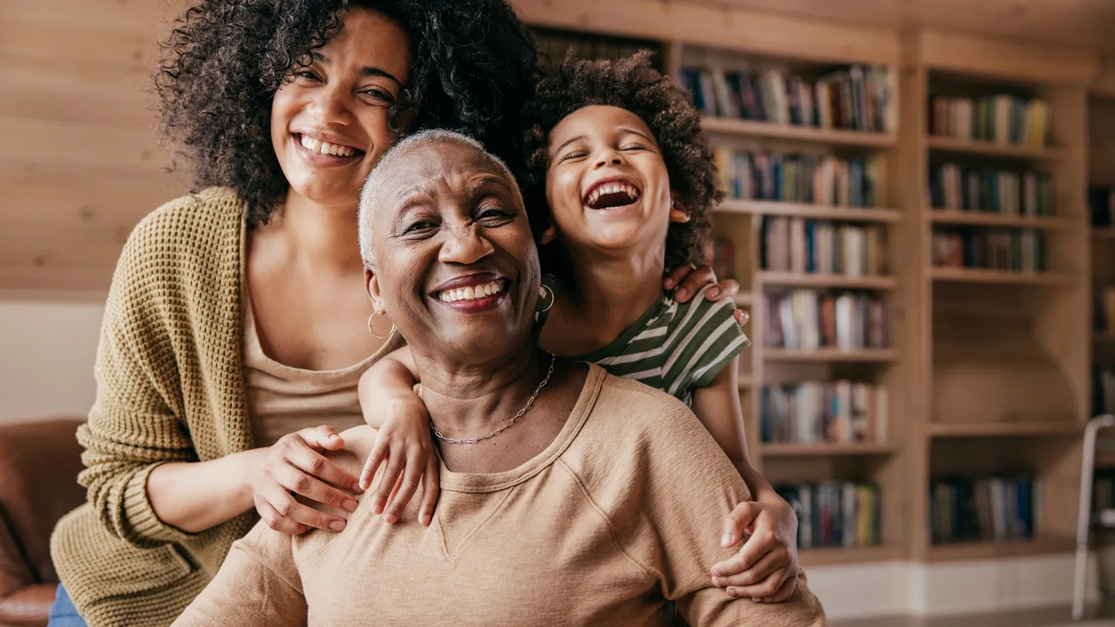 Família de três gerações reunida e sorrindo